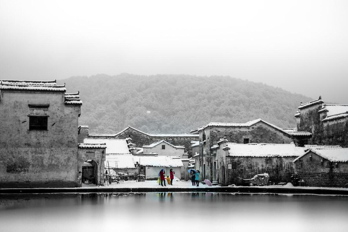 不想走了?哈尔滨火车站候车大厅里有个小土豆,应该是昨晚去冰雪大世界蹦迪唱歌了